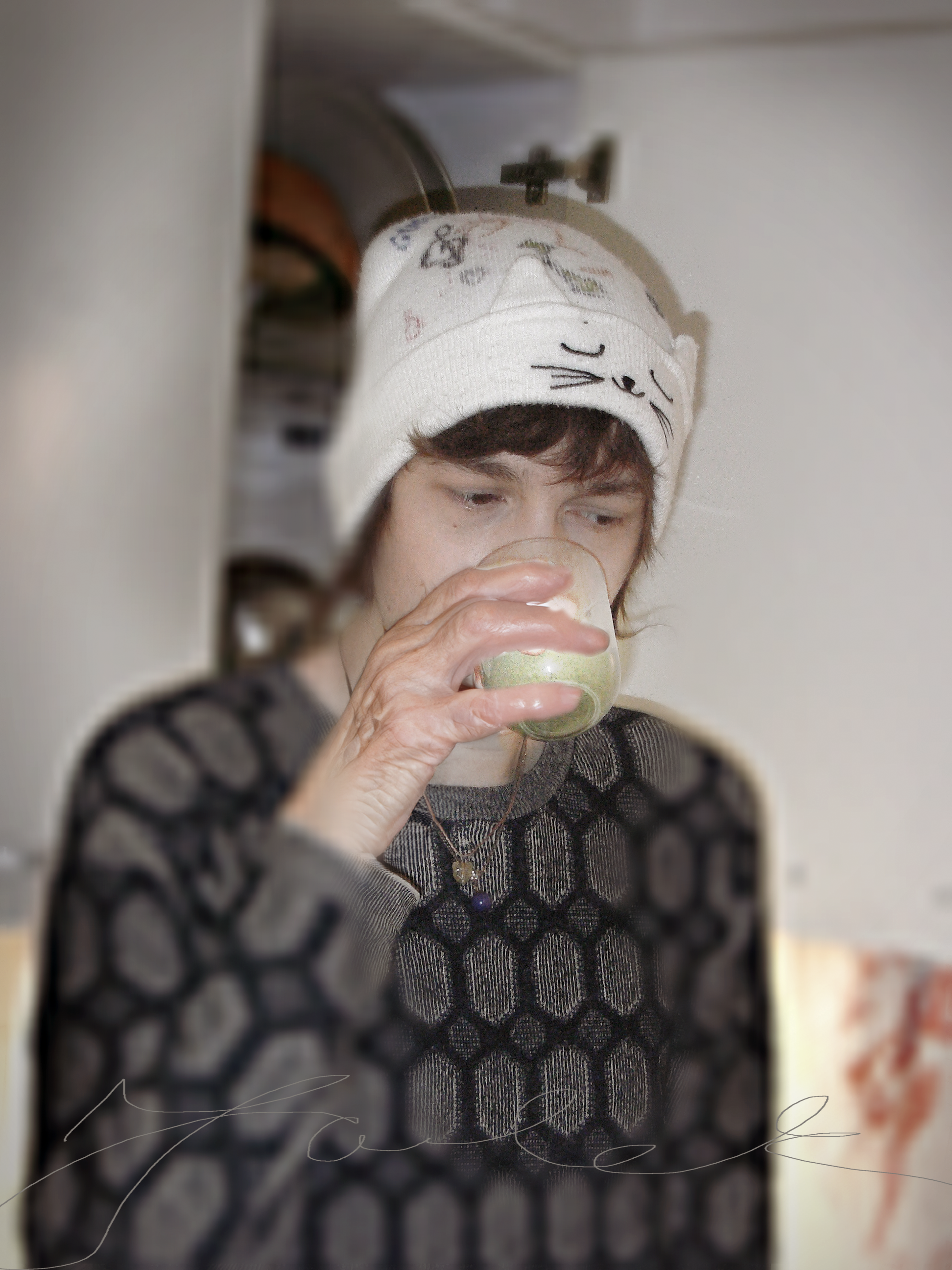 jak już w końcu jesteś mistrzem DJ Hero to musisz iść dalej i zrobić coś więcej.
mieszkasz za blisko Tesco, więc nagrywasz album “Tesco”, przeprowadzasz się do Warszawy,
grasz koncerty, jesteś dj, grasz więcej koncertów, wydajesz swój drugi album “śpie” w
Gin&Platonic, cinematic-hardcore’owy materiał “Human Sapiens Ep” w Pointless Geometry,
trailer-core’ową epkę ”Julek! Julek! Julek!” w glamour.label, które założyłeś, kończysz wreszcie
trzecią epicką, orkiestralną płytę “Hotel *****” dla Orange Milk Records i jesteś tak szczęśliwy,
że się ukazała, zakładasz BFF Music, prowadzisz BFF Music, pracujesz nad epką dla
Dyspensa Records i jakimś tysiącem innych piosenek . .
życie pędzi, więc chodzisz na kickboxing bumbum, potem w końcu zasypiasz, w końcu się
budzisz, w końcu zasypiasz i idziesz na kickboxing bumbum !!!!!
finalnie myślisz sobie “To jest to” i czujesz się z tym całkiem okej . . .